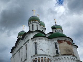 Святитель Николай и Спиридон: как их молитвы помогают в жилье, работе и семейных делах